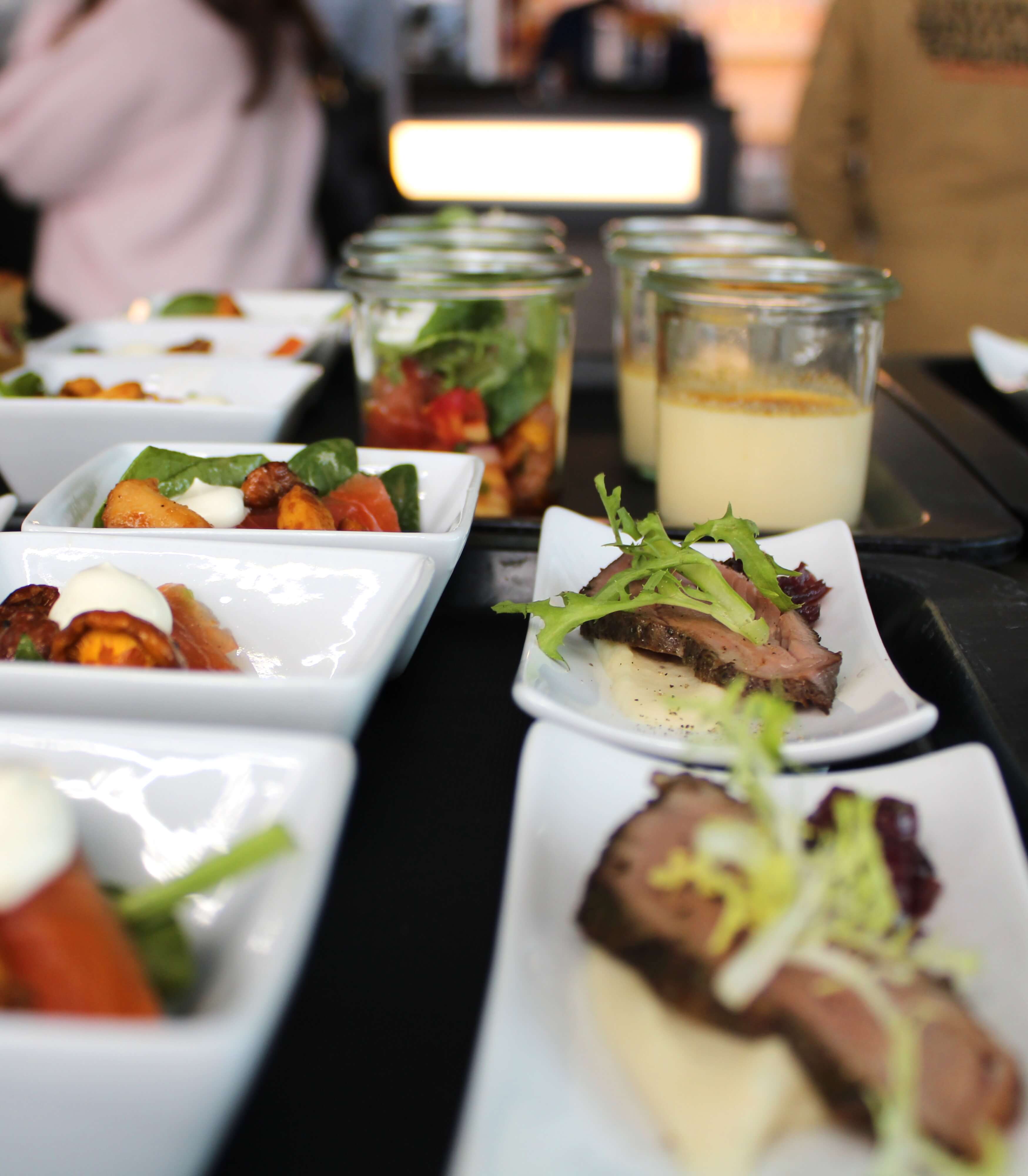 Albertz Catering Hannover - Mehrere kunstvoll angerichtete Speisen sind auf einem Tablett präsentiert